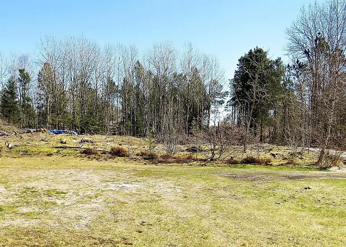 8 Person In Hals-by Traum *